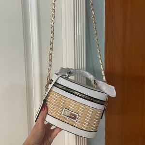 River Island should bag in white and beige